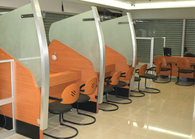 Mobiliario corporativo instalado en oficinas empresariales de INTERAGUA en Guayaquil.