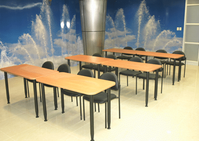 Fabricación de mesas para sala de capacitación en oficinas corporativas de INTERAGUA Guayaquil.