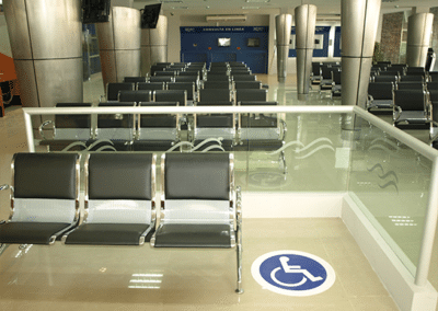 Adecuación de sala de espera corporativa con mobiliario institucional en INTERAGUA Guayaquil.