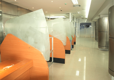 Instalación de mamparas curvas y mobiliario corporativo en oficinas de INTERAGUA en Guayaquil.