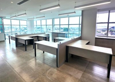 Diseño integral de oficinas corporativas modernas desarrollado por TAMASA en Guayaquil
