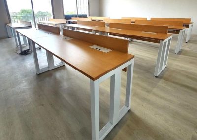 Aula moderna equipada con mobiliario educativo modular fabricado por TAMASA