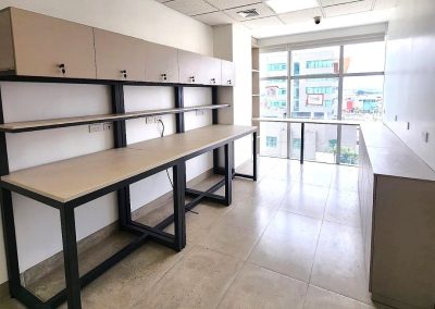 Área abierta con estaciones de trabajo modulares en oficinas corporativas Permonsa