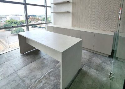 Mesa de reuniones corporativa con diseño minimalista y luz natural en oficinas Permonsa
