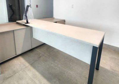 Mobiliario de recepción corporativa diseñado a medida para oficinas Permonsa en Guayaquil