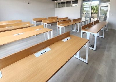 Diseño interior de aula escolar con mobiliario educativo modular en Samborondón
