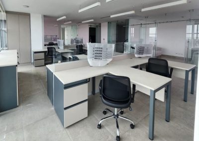 Estaciones de trabajo empresariales modulares en oficina corporativa moderna