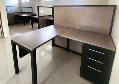 Escritorio comercial resistente fabricado a medida para entorno de alto uso