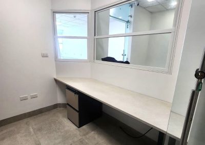 Oficina privada con escritorio moderno y diseño funcional en oficinas Permonsa