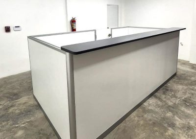 Mobiliario comercial funcional adaptado a circulación interna en local Life Fitness
