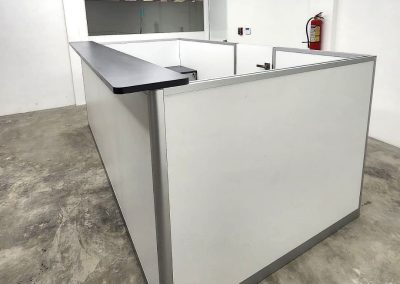 Mostrador corporativo moderno diseñado para uso continuo en espacio comercial Life Fitness