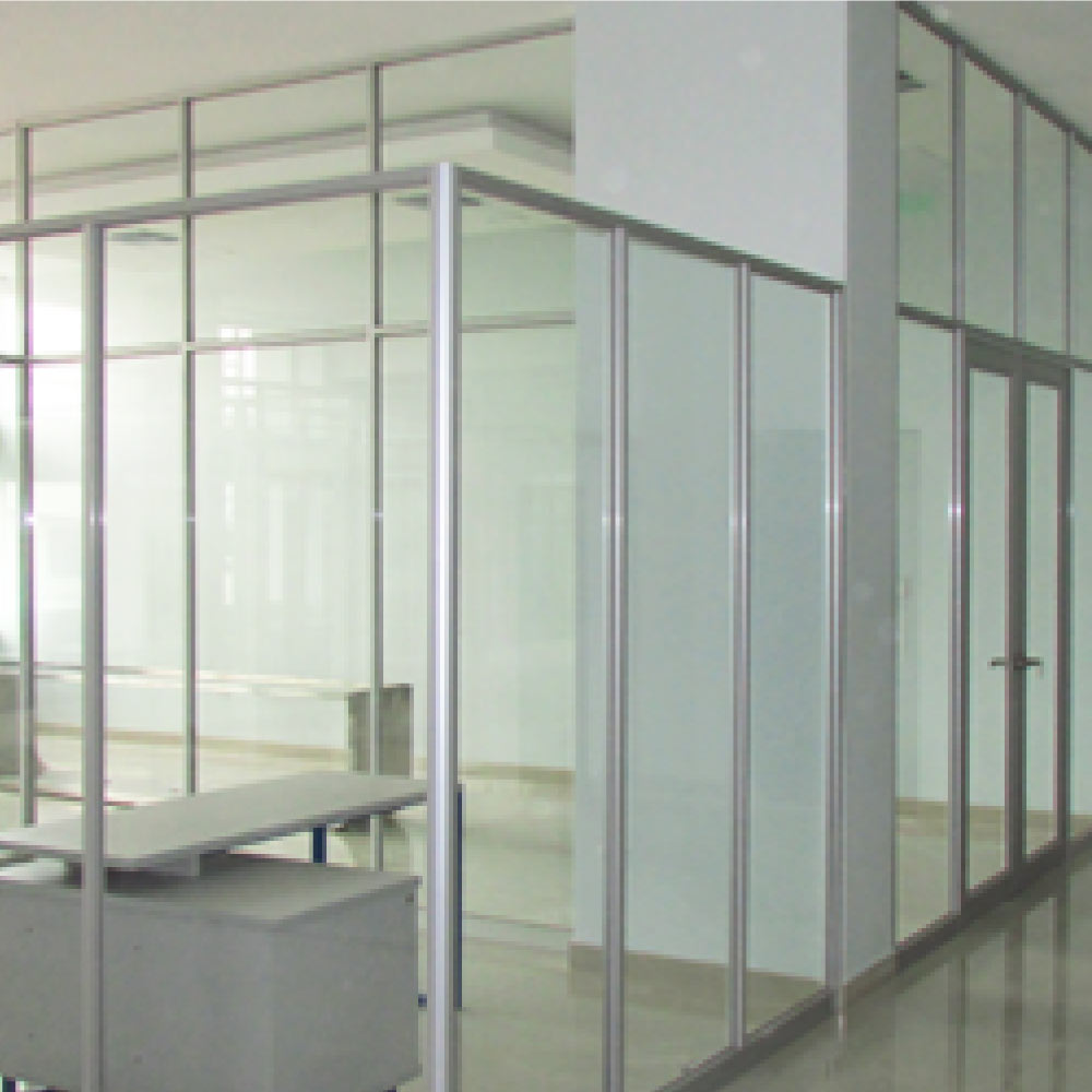 Mamparas de vidrio corporativas – Proyecto Emelec Mamparas de vidrio instaladas para división de oficinas corporativas en proyecto Emelec