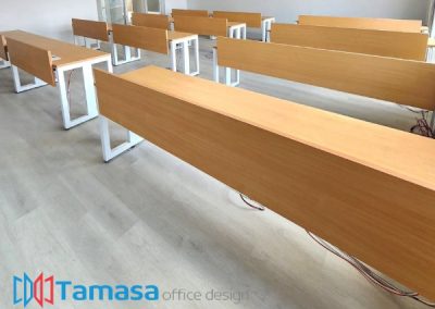 Estaciones de trabajo educativas organizadas en filas estratégicas aula Colegio Alemán Humboldt