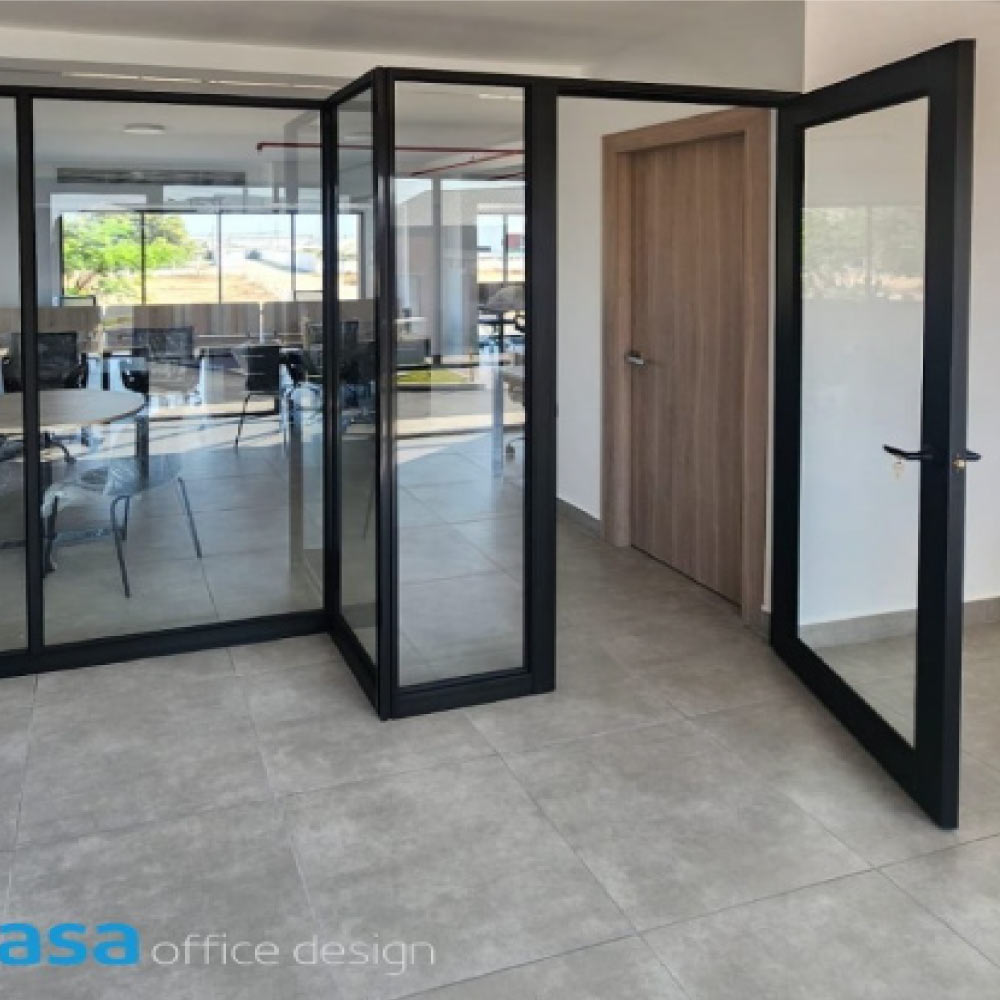 Oficina corporativa BIOMAR con mobiliario integral TAMASA Vista general de oficina corporativa moderna con mobiliario a medida y divisiones funcionales