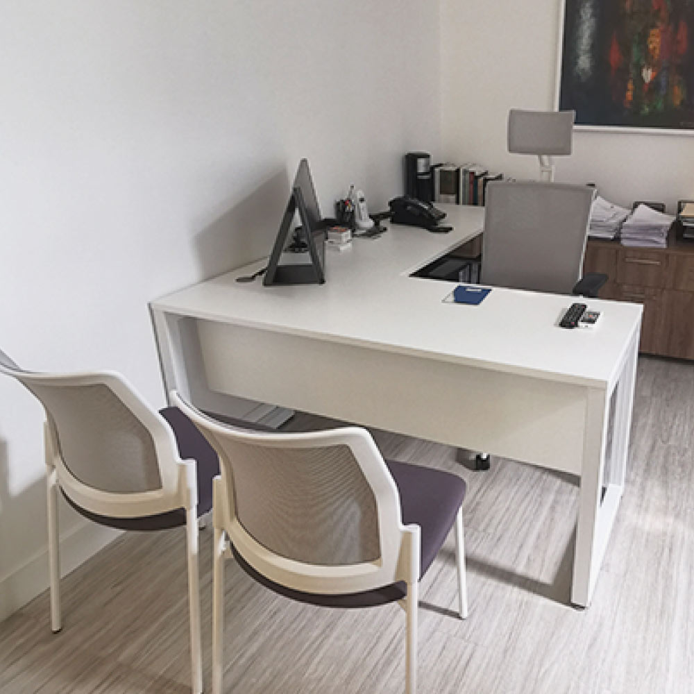 Oficina privada – Proyecto IPAC Oficina privada con mobiliario corporativo en tonos claros y diseño interior iluminado naturalmente proyecto IPAC Guayaquil