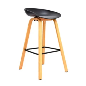 Butaca alta para cafetería o barra con patas de madera clara y asiento ergonómico negro.