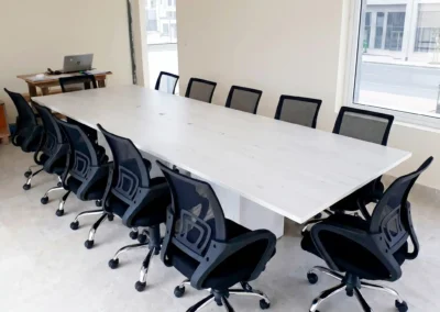 Sala de directorio de lujo con mesa de madera nogal oscura y acabados premium de Tamasa Office Design.