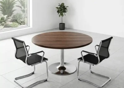 Mesa de reunión redonda en madera de nogal para espacios de co-working dinámicos de Tamasa.