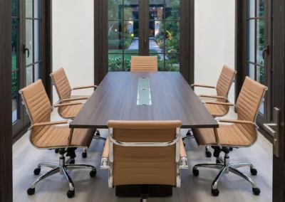 Sala de directorio integral con mesa de nogal para 10 personas y sillas ergonómicas mostaza de Tamasa.