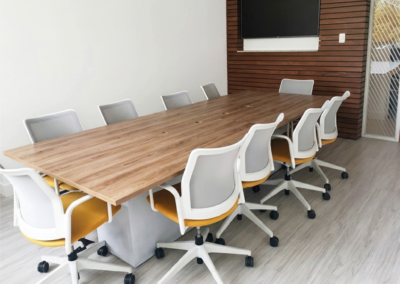 Mesa de reunión minimalista gris ceniza con pasacables invisible fabricada a medida por Tamasa.