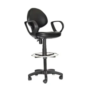 Silla alta tipo cajero modelo Focus en color negro con apoyapies circular ajustable y brazos fijos.