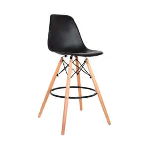 Silla alta estilo Eames para cafetería con asiento de polipropileno negro y patas de madera con tensores metálicos.
