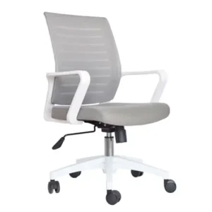 Silla ejecutiva moderna con estructura blanca y espaldar de malla mesh gris claro.