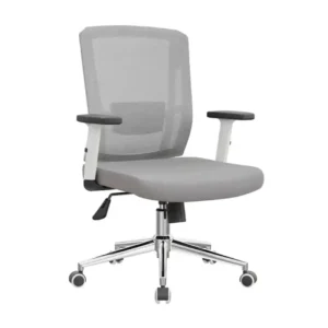 Silla gerencial con acabados blancos, espaldar gris y brazos regulables.