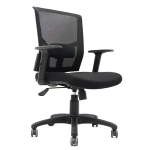 Silla gerencial robusta con brazos regulables y espaldar alto de malla negra.