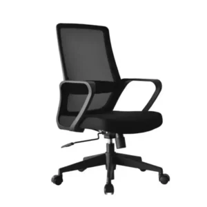 Silla ejecutiva fija con marco negro y espaldar alto estilizado en malla mesh.