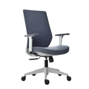 Silla gerencial premium ergonómica en color negro con apoyacabezas y brazos ajustables en altura.