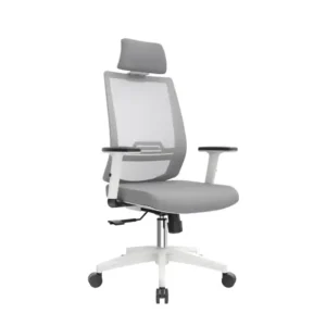 Silla gerencial moderna con marco estructural blanco, espaldar de malla gris claro y base cromada.