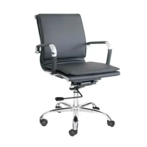 Silla de oficina gerencial con asiento acolchado negro, espaldar de malla y base de aluminio cromado.