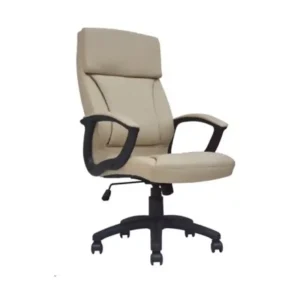 Silla gerencial acolchada premium tapizada en cuero sintético color beige o arena con brazos curvos.