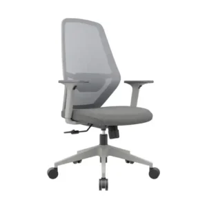 Silla ejecutiva con estructura gris claro, espaldar de malla y base de aluminio cromado.