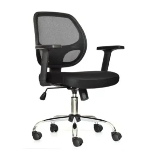 Silla operativa de oficina con espaldar bajo de malla negra, brazos integrados en arco y base cromada.