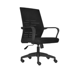 Silla operativa con espaldar ergonómico de malla negra, brazos regulables en forma de T y base cromada.