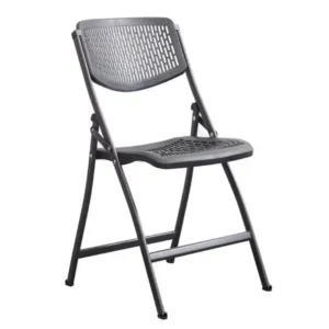 Silla de diseño modelo Prisma en PVC negro perforado con patas tubulares metálicas delgadas.