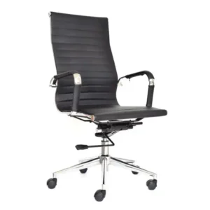 Silla presidencial de alta gama tapizada en cuero negro con costuras horizontales, brazos y base cromados.