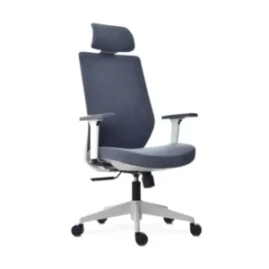 Silla presidencial de diseño moderno con espaldar alto de malla gris, brazos curvos integrados y base cromada.